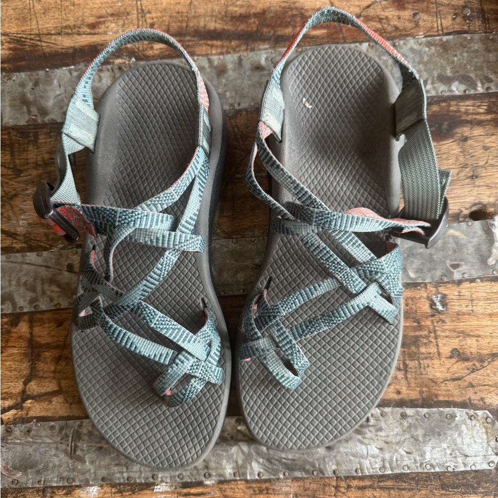Like new. Size 9. Teal and peach strap.